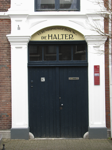 905815 Gezicht op de ingangspartij van het pand Bollenhofsestraat 102 te Utrecht, met boven de deuren de door ...